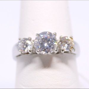 3 WHITE STONE RING | SIZE 5.5